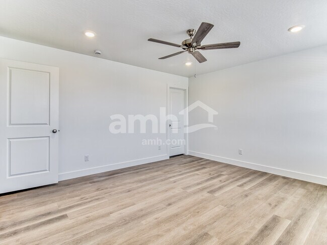 Foto del edificio - 7697 Castleton Ln