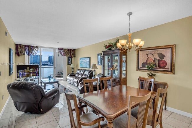 Foto del edificio - 18100 N Bay Rd