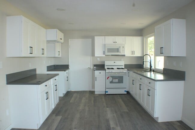 Building Photo - Beautiful Rental with Fireplace, Granite Counters & Relaxing Backyard