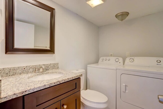 Building Photo - 744 Springdale Cir