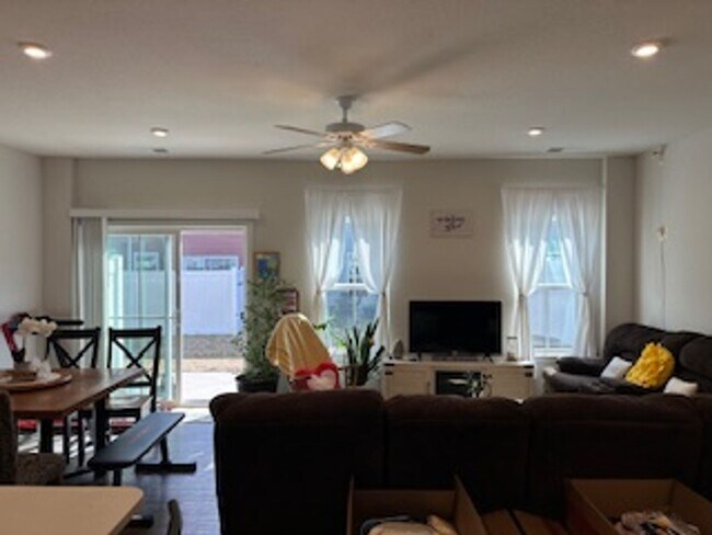 Building Photo - Chesapeake-Townhouse-Cardinal Meadows-3BR-2.5BA-1 Car Garage