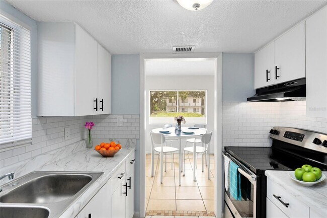 Building Photo - 2000 15th Ct NW