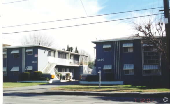 Foto del edificio - 6860-6870 Hazeltine Ave
