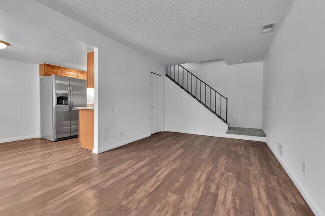 Foto del edificio - $1,540.95.95- 2 Bed, 1 Bath Condo in Aurora with Central AC and in Unit Laundry!