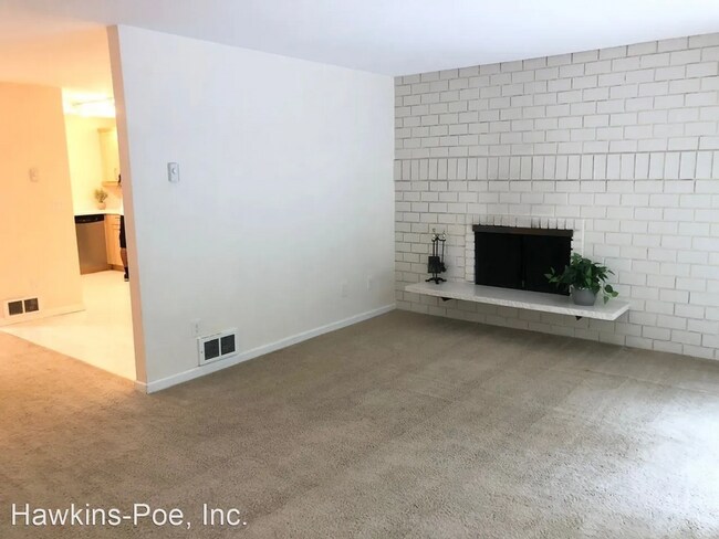 Foto del edificio - 3 bed 2 bath Duplex Great Yard!