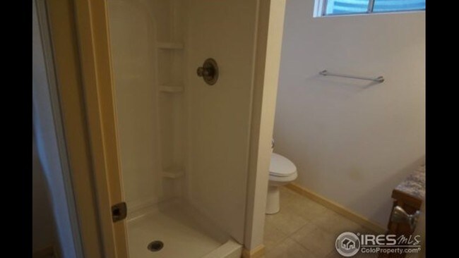 shower - 1001 47th Ave