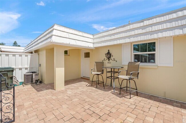 Foto del edificio - 5823 Tidewood Ave