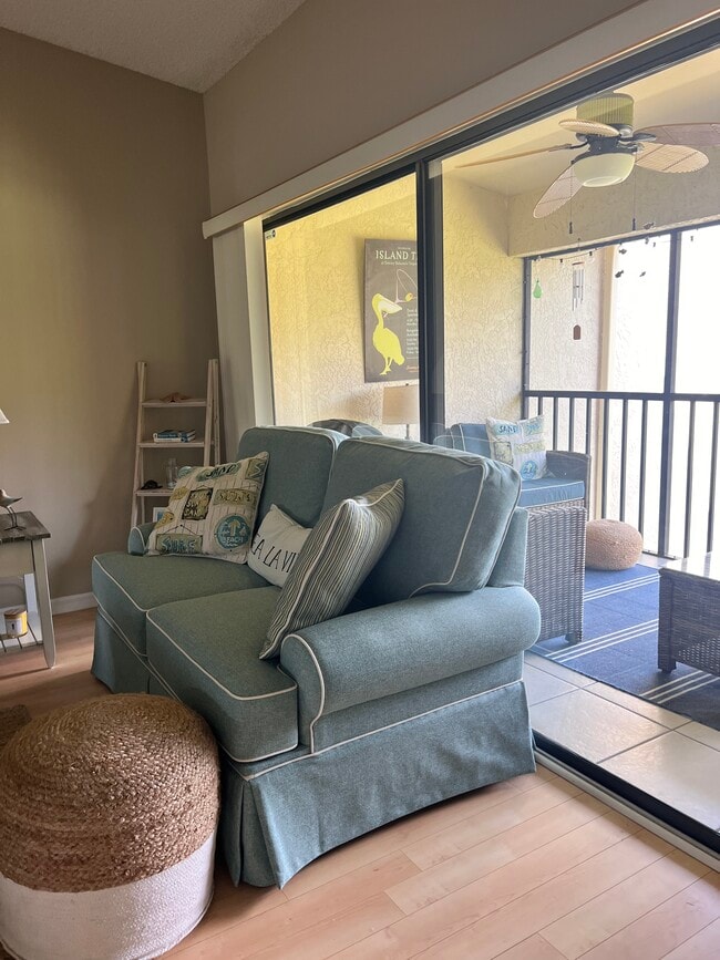 Living room - 4408 Weybridge