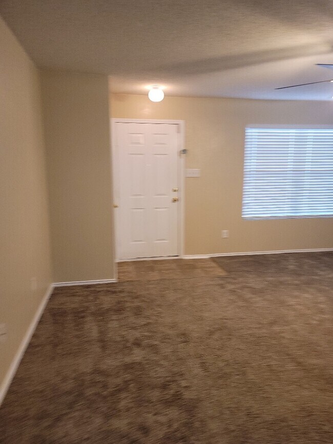 Building Photo - BURLESON 3/2/1 HOME