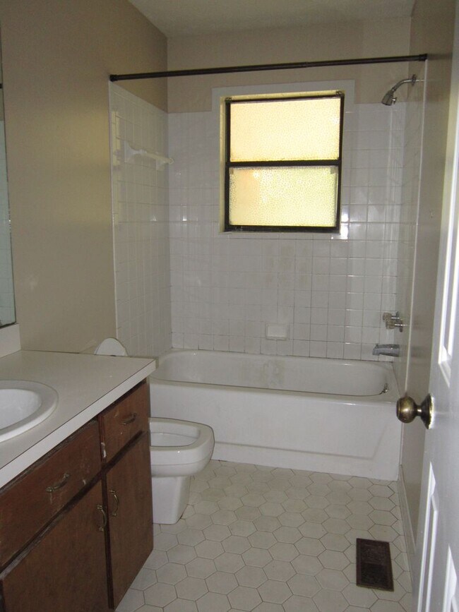 Building Photo - Hampton 1367-1369