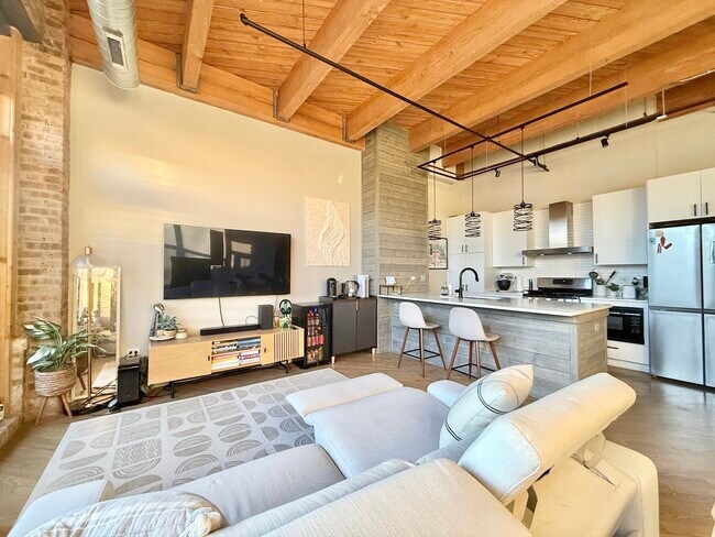 Foto del edificio - 1040 W Adams St