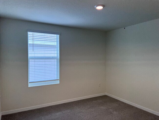 Building Photo - 5 Bedroom, 3 Bathroom house in Riverview.