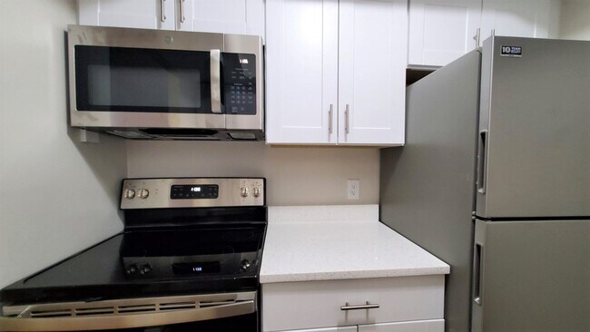 Building Photo - Beautifully Renovated 2 Bedroom, 2 Full Ba...
