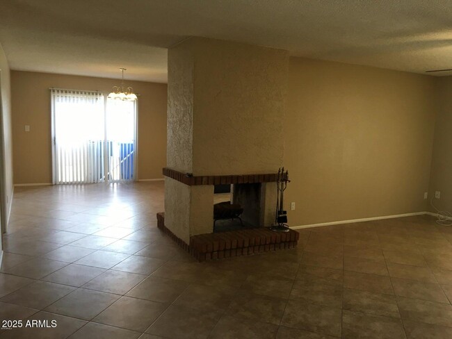 Foto del edificio - 2615 E Desert Cove Ave