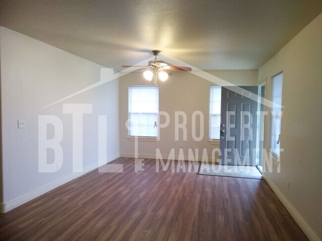 Building Photo - 3BR Duplex with 2-Car Garage in Forsyth