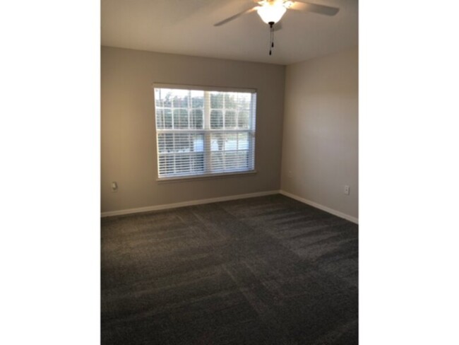 Building Photo - 2 bed 2 bath condo w 1 car garage
