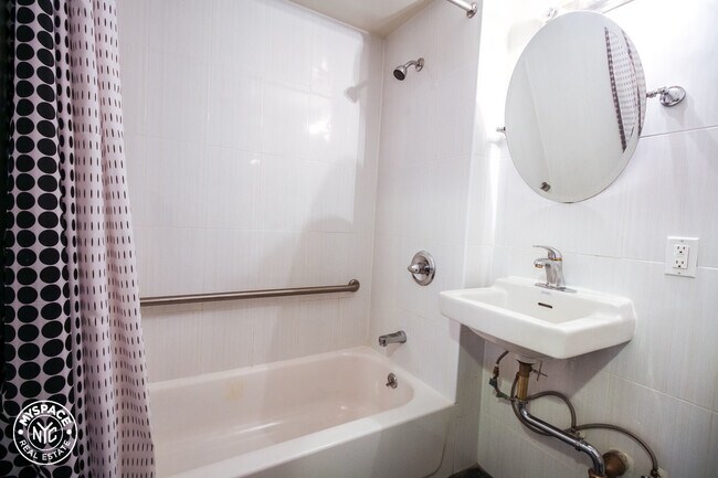 Foto del edificio - 245 Suydam St