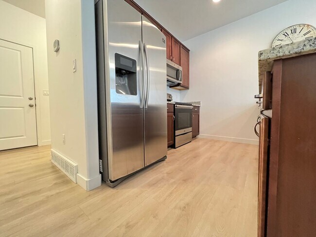 Foto del edificio - 3 Bedroom/2 Bathroom Townhome In Bluffdale