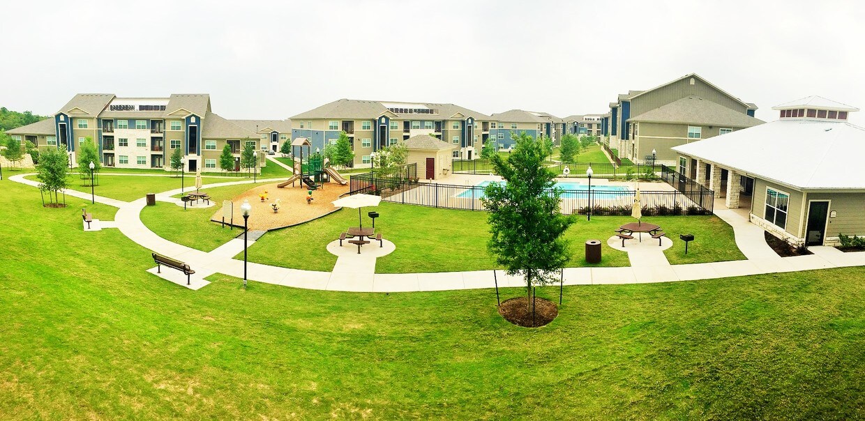 Vista al patio - Pointe at Ben White