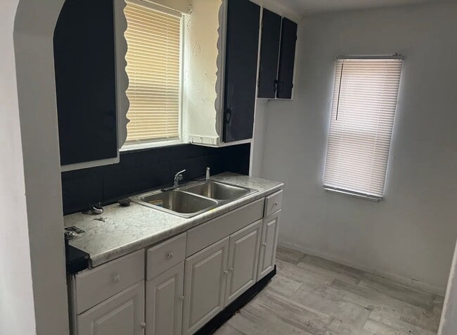 Foto del edificio - 2 bedroom located On the east side of town.