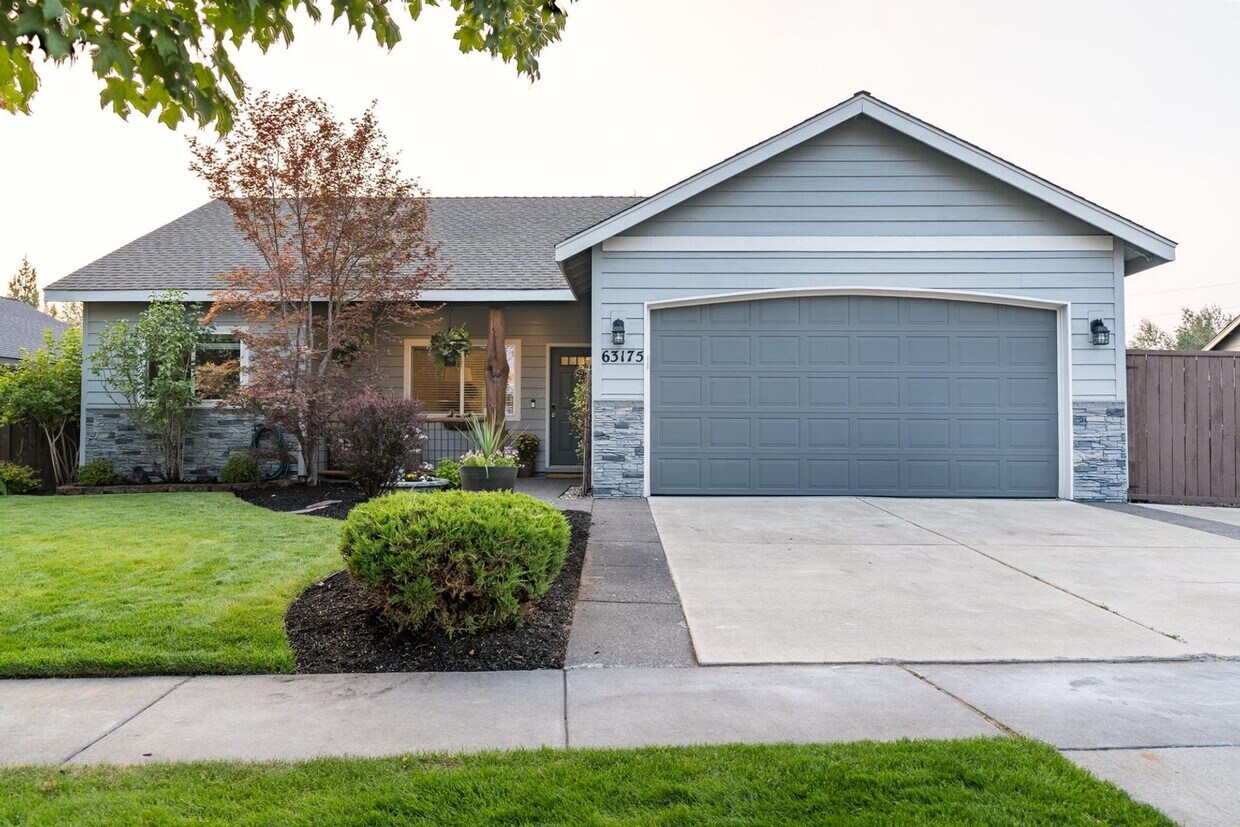 Primary Photo - Prime Bend Location: Spacious 3-Bedroom, 2...