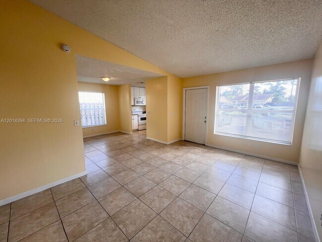 Foto del edificio - 3737 Mil-Lake Cir