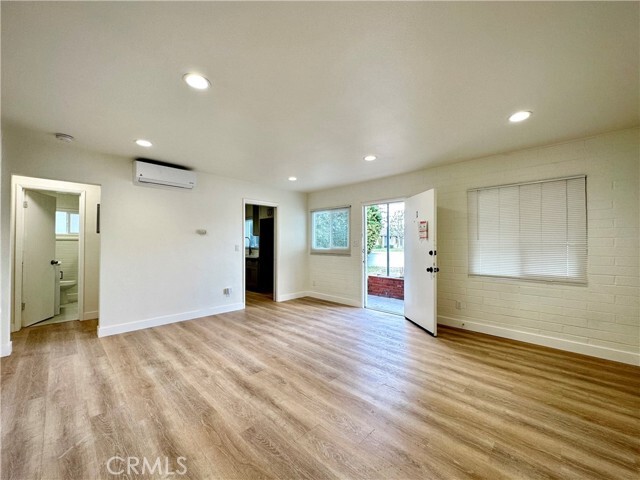 Foto del edificio - 8620 Lampson Ave