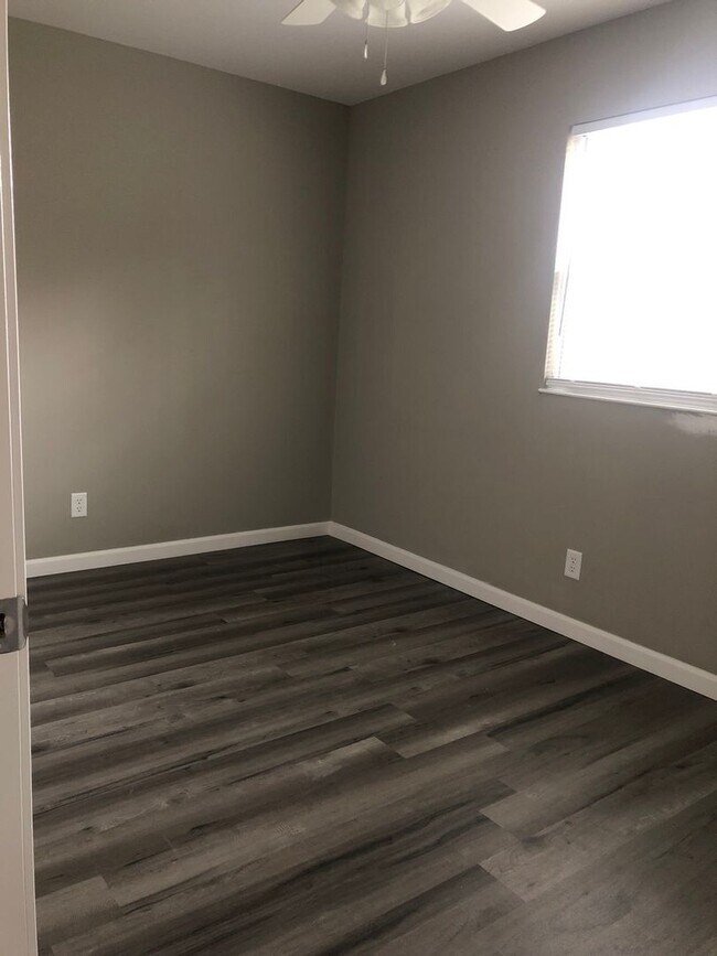 Foto del edificio - Beautifully Renovated Two Bedroom Apartmen...