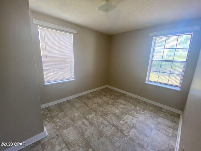 Building Photo - 619 E 13th St