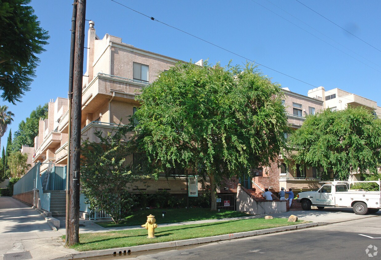 Dicken's Court Apartments in Sherman Oaks, CA