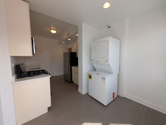 Foto del edificio - 3048 N Milwaukee Ave