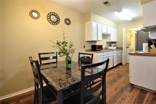 Foto del edificio - 4909 Jamesway Rd