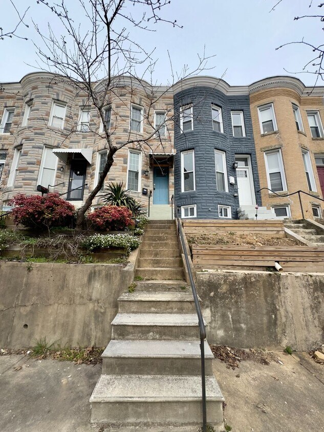 Foto principal - Modern 2-Bedroom Townhome with Stylish Ame...