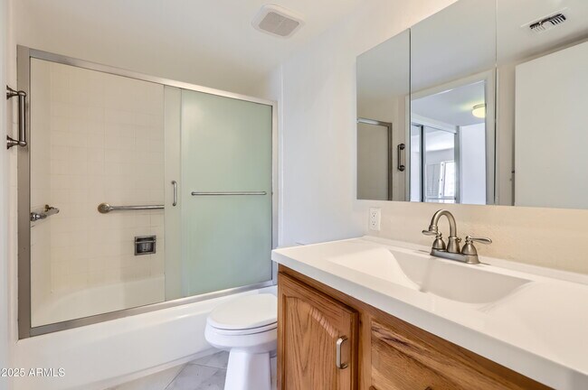 Foto del edificio - 7920 E Camelback Rd