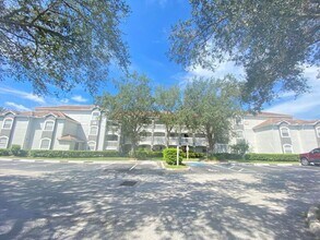 Building Photo - 13917 Fairway Island Dr
