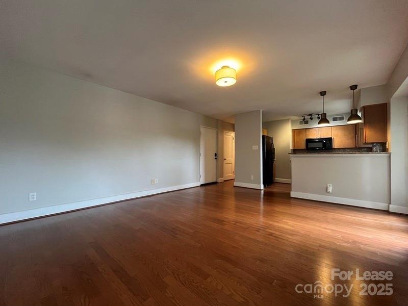 Primary Photo - 2427 Vail Ave