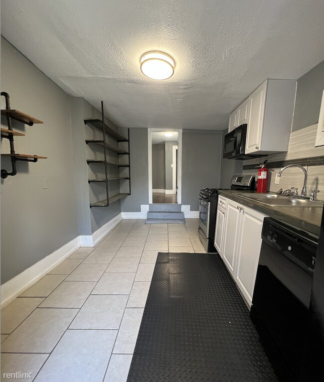 Building Photo - 1 br, 1 bath Triplex - 223 Bee St One - La...