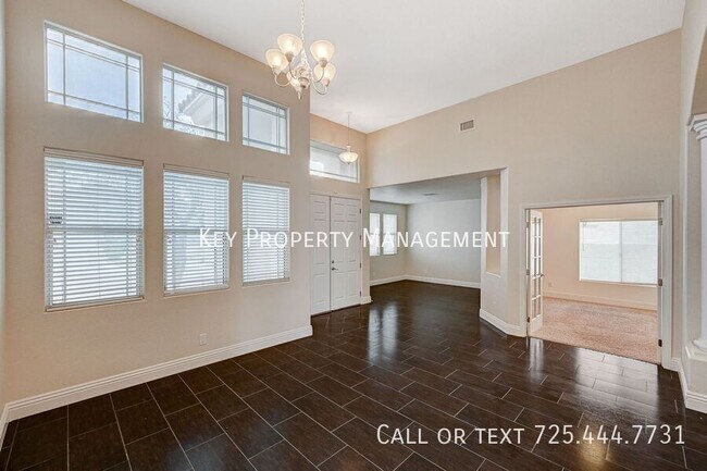 Foto del edificio - Single Story 3 Car Garage with Fire Pit ne...