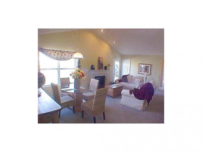 Foto del edificio - 9485 Meadow Woods Ln