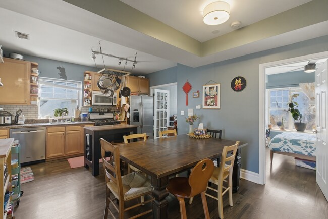 Building Photo - 2544 W George St