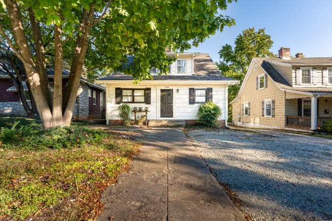 Building Photo - 1504 W Friendly Ave