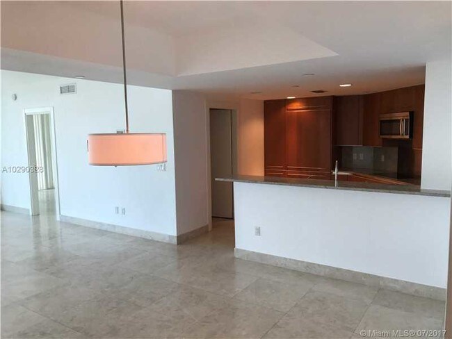Building Photo - 2627 S Bayshore Dr