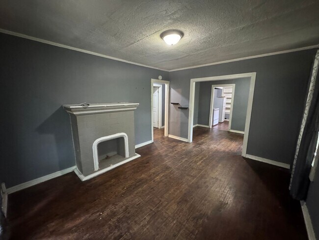 Building Photo - Large 3 Bedroom House