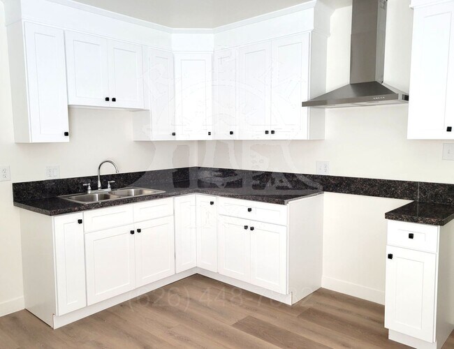 Foto del edificio - Forest Grove St 11238-11246