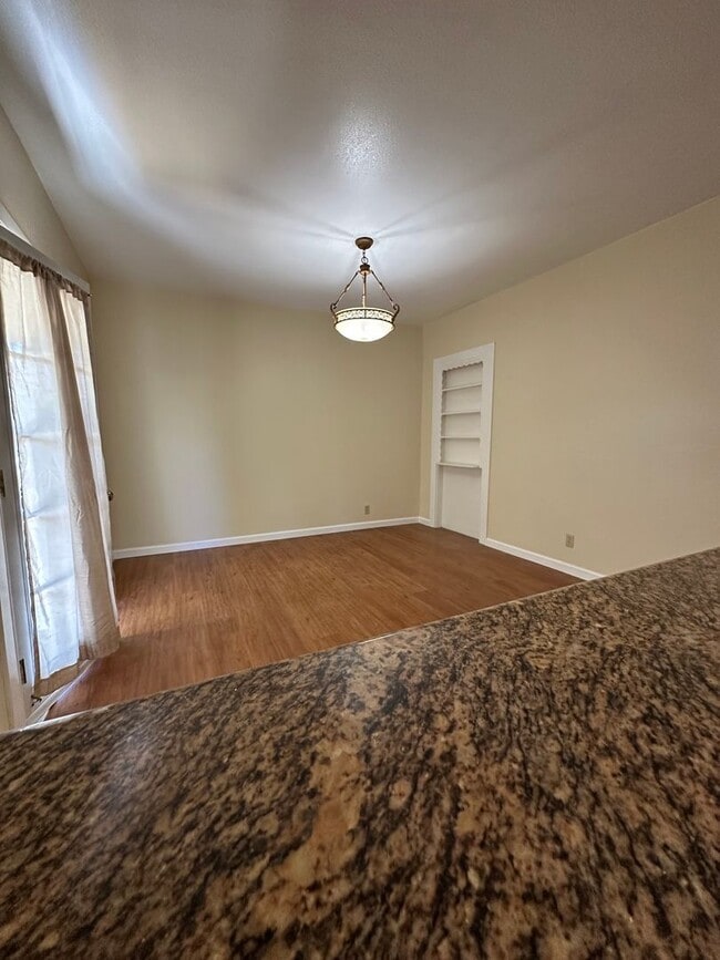 Building Photo - Adorable 1 bedroom 1 bath close to Downtow...