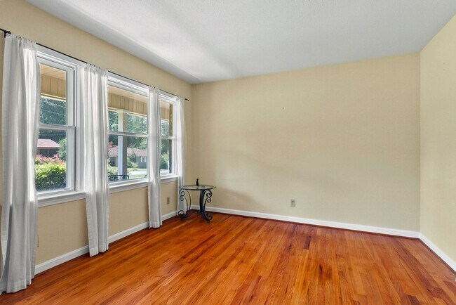 Foto del edificio - 2496 Valley View Ln