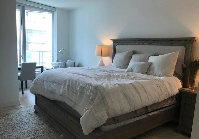 Foto del edificio - EPIC REA: 2 Bed/ 2 Bath Luxury Waterfront Living
