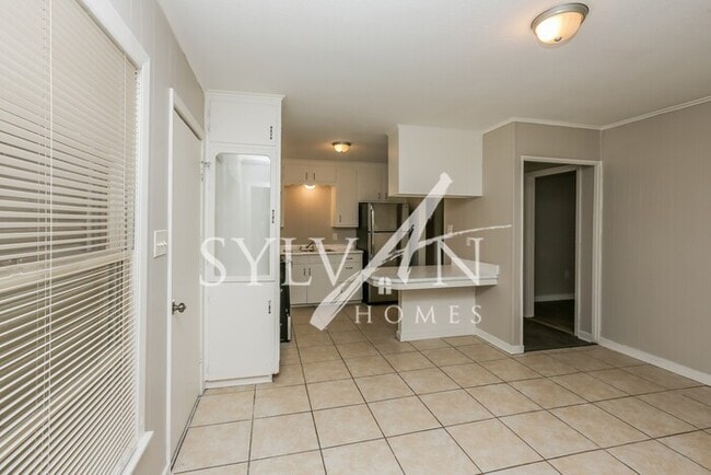 Building Photo - Cozy 3 Bed, 1.5 Bath Home