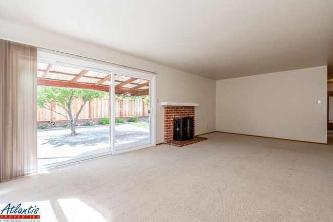 Foto del edificio - Lovely Home | Nice Backyard | Attached Garage