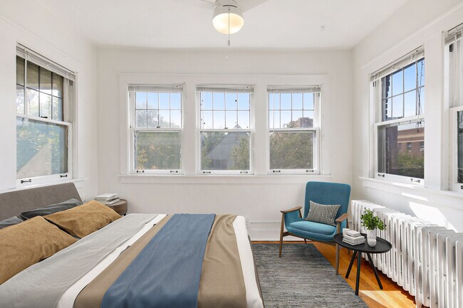 Foto del edificio - 2415 Harriet Ave.